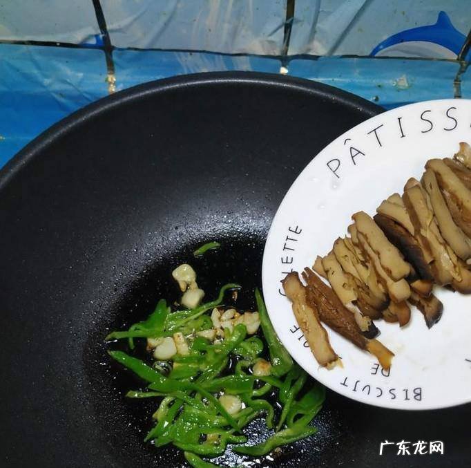 怎样做美味的黄豆芽青椒炒豆干