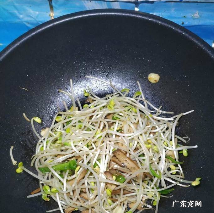 怎样做美味的黄豆芽青椒炒豆干