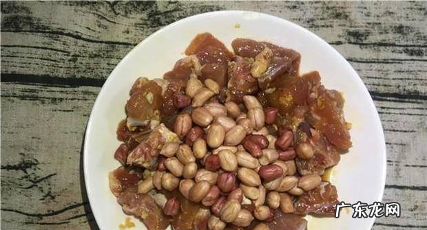 花生蒸排骨的做法