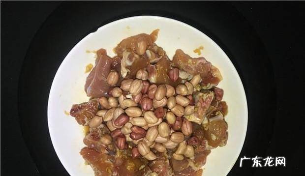 花生蒸排骨的做法