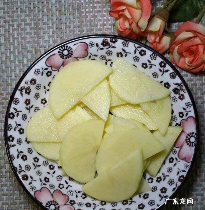 怎样做美味的土豆毛豆炒香肠