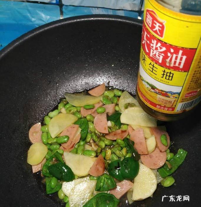 怎样做美味的土豆毛豆炒香肠