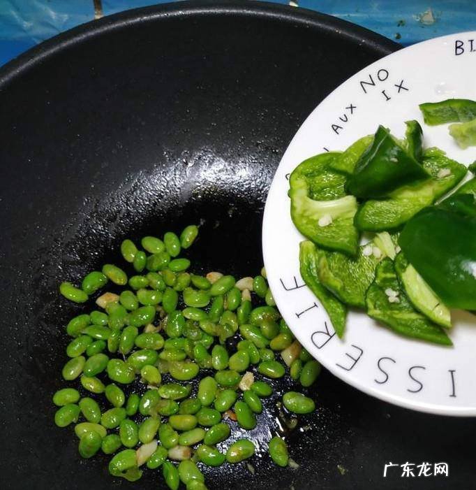 怎样做美味的土豆毛豆炒香肠