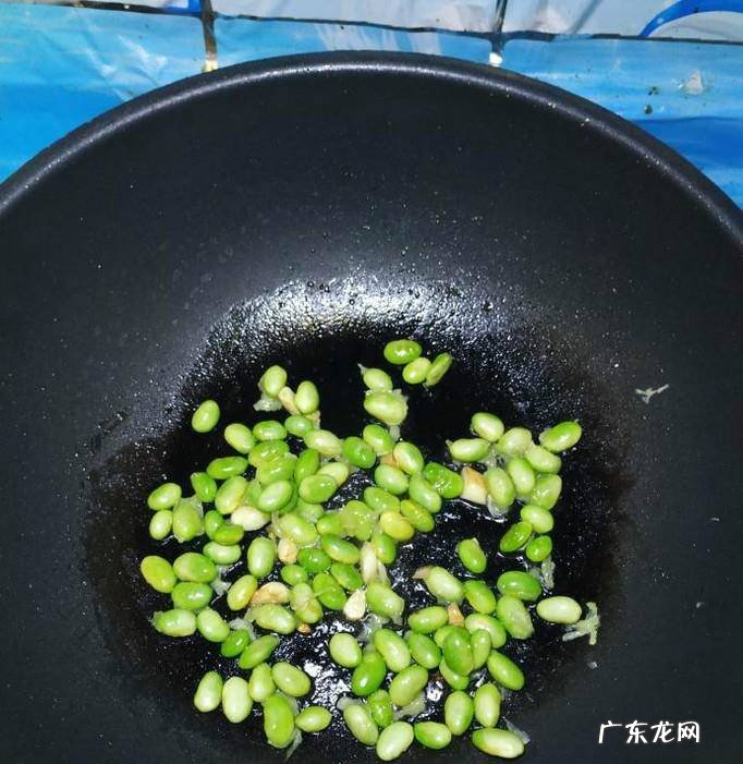 怎样做美味的土豆毛豆炒香肠