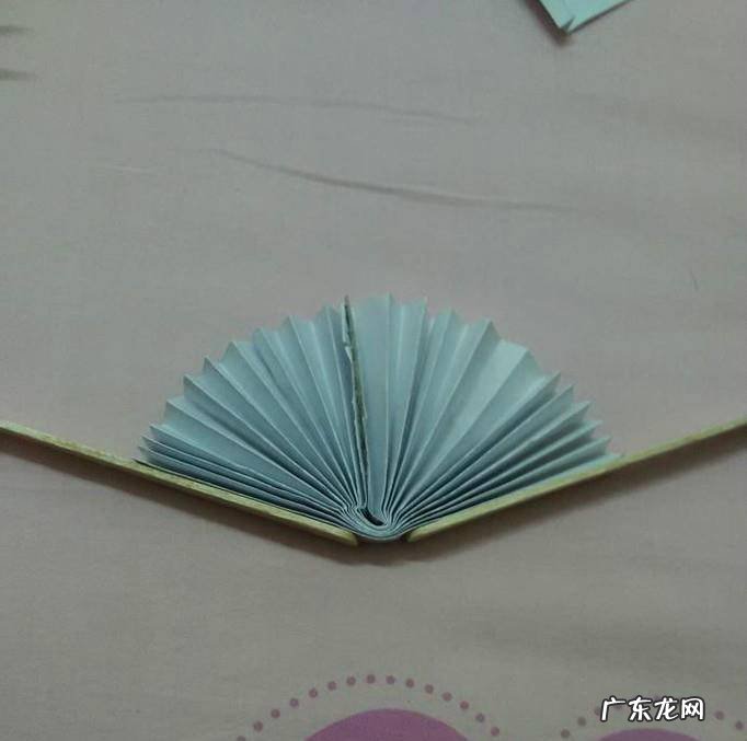 如何用彩纸做圆形扇子