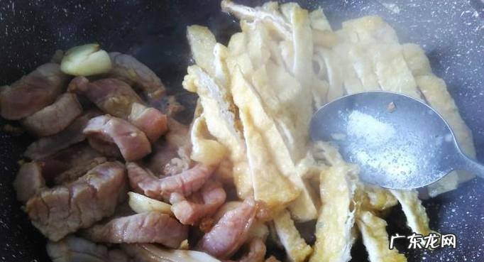 肉丝炒油豆腐皮的做法