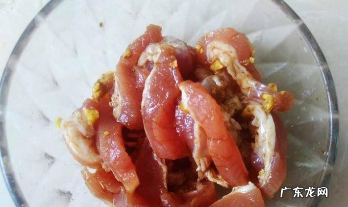 肉丝炒油豆腐皮的做法