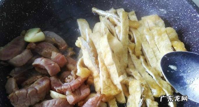 肉丝炒油豆腐皮的做法