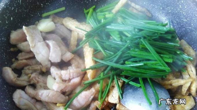 肉丝炒油豆腐皮的做法