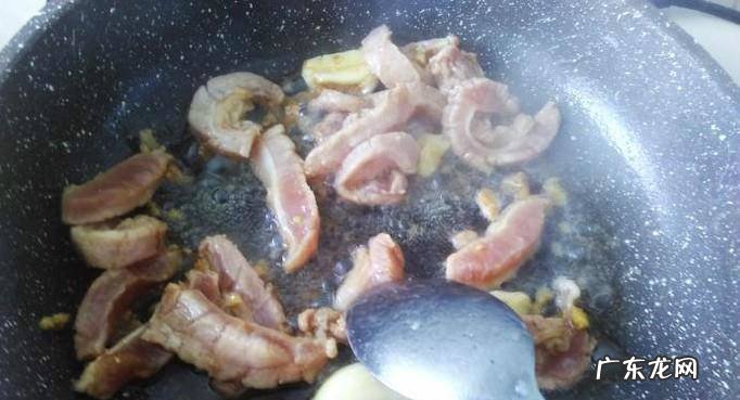 肉丝炒油豆腐皮的做法