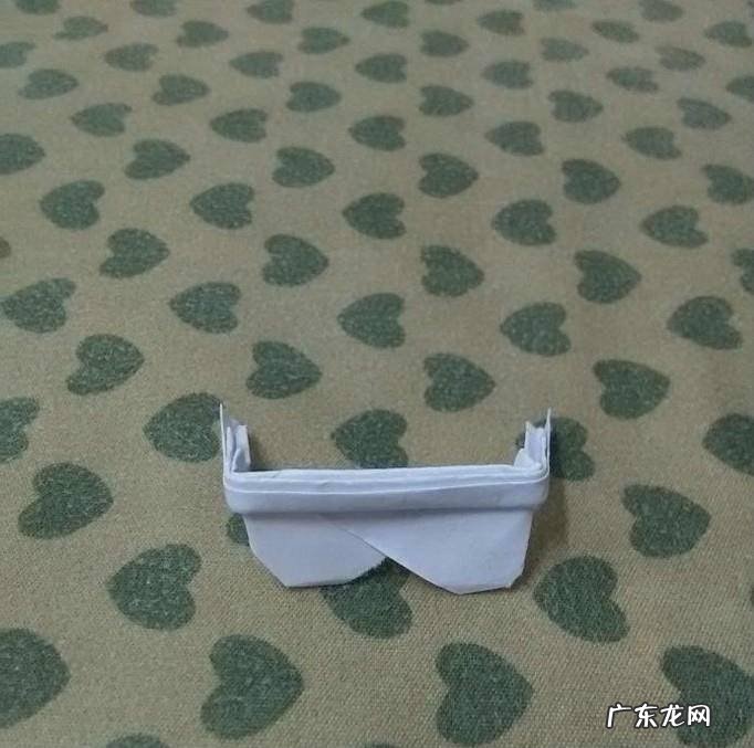 手工折纸怎么用纸折一个逼真的眼镜