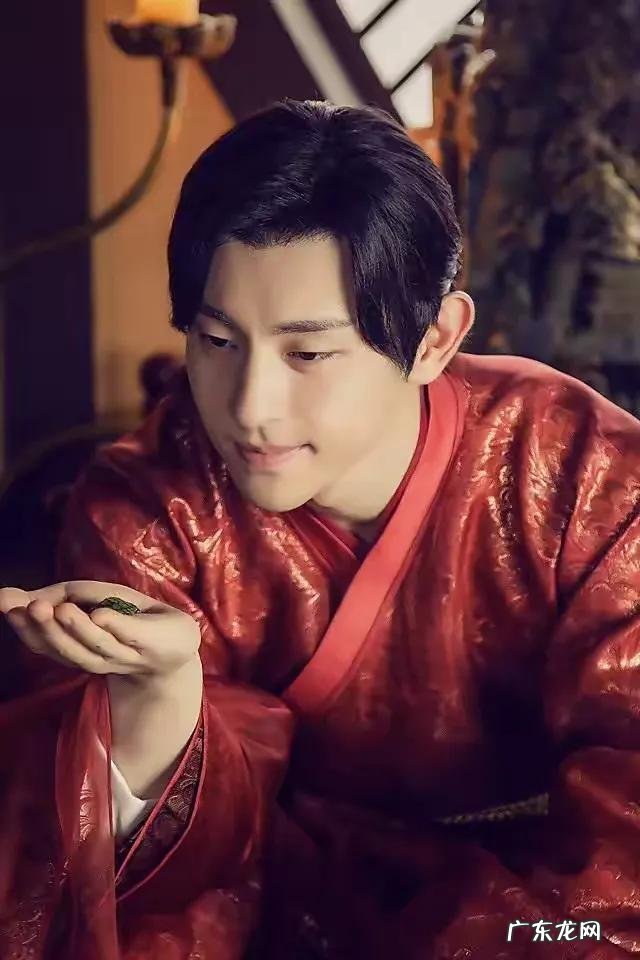 东方跨年:贾乃亮演唱《笨小孩》