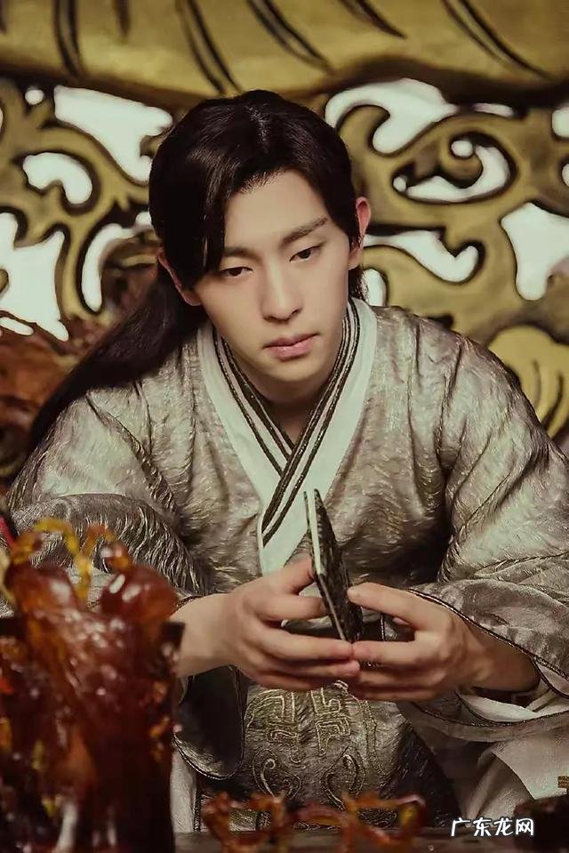 东方跨年:贾乃亮演唱《笨小孩》