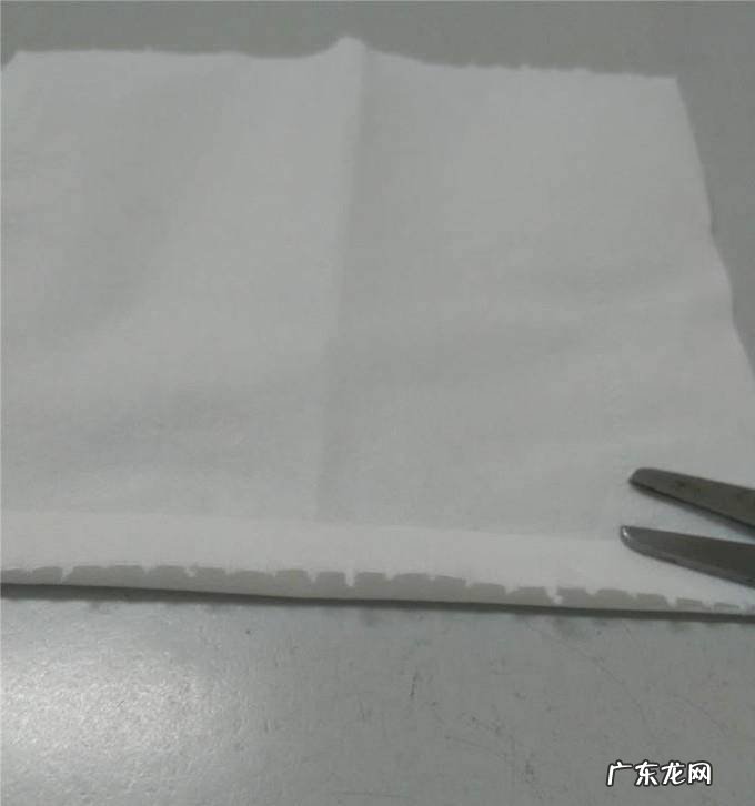 给喜欢的他简单的礼物如何用纸折一朵花