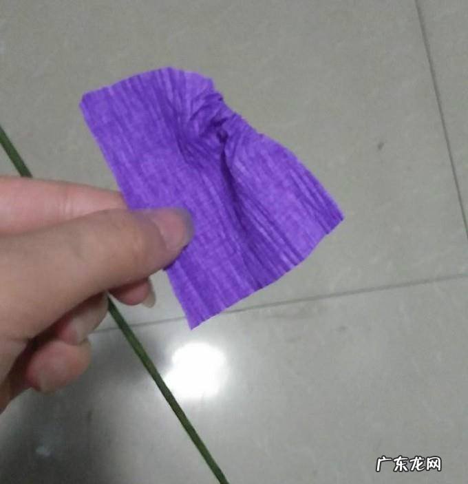 DIY皱纹纸蓝色妖姬花骨朵的制作