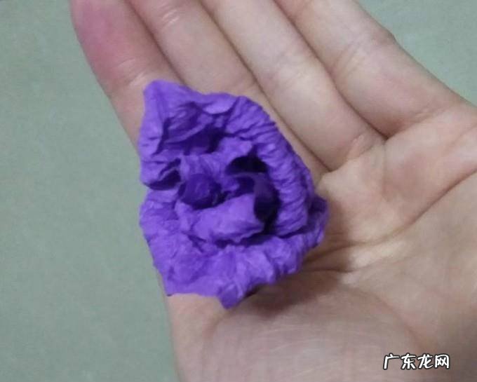 DIY皱纹纸蓝色妖姬花骨朵的制作