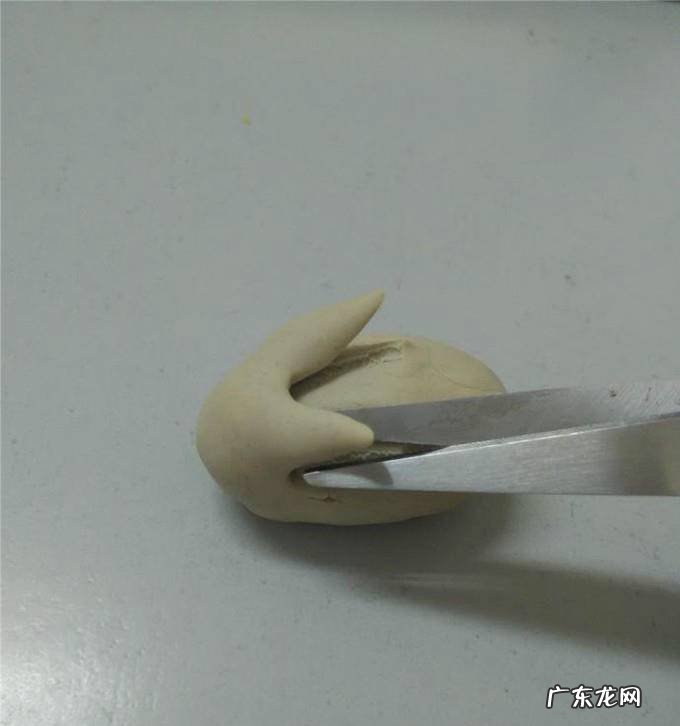 如何用橡皮泥捏只小兔子