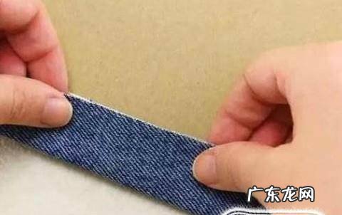 用旧牛仔裤和旧衬衫制作的包包