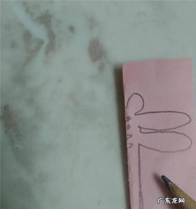 如何剪纸:简单的蜻蜓剪纸方法