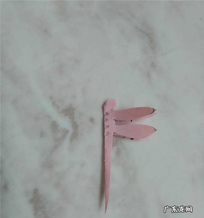 如何剪纸:简单的蜻蜓剪纸方法