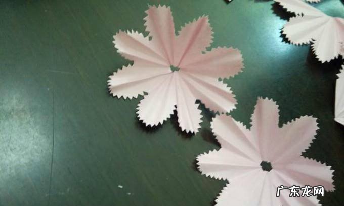 如何用卡纸制作一朵漂亮的康乃馨