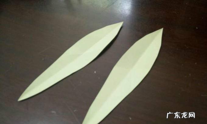 如何用卡纸制作一朵漂亮的康乃馨