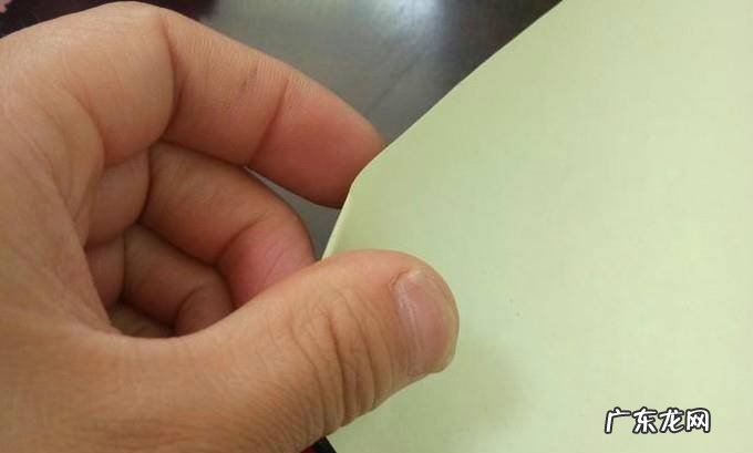 如何用卡纸制作一朵漂亮的康乃馨
