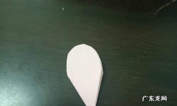 如何用卡纸制作一朵漂亮的康乃馨