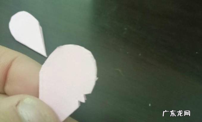 如何用卡纸制作一朵漂亮的康乃馨
