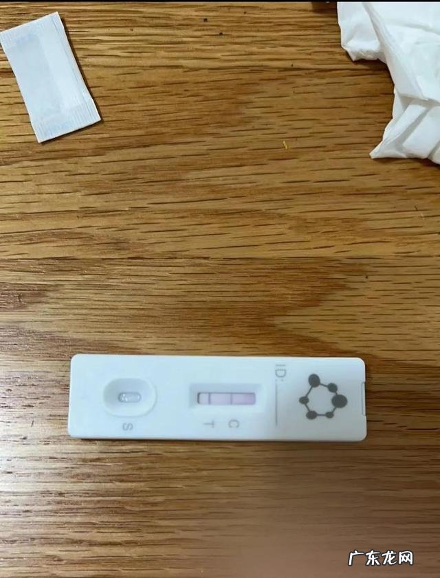 她来我就是孩子 女子阳后腿疼3岁娃守房门陪伴