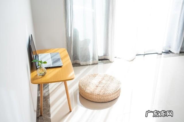 她来我就是孩子 女子阳后腿疼3岁娃守房门陪伴