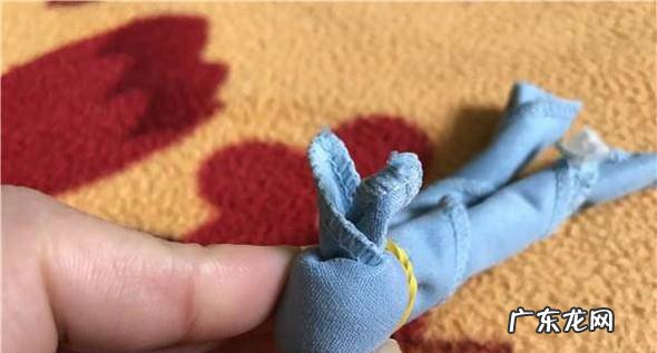 教你怎样用手帕折出只萌兔子