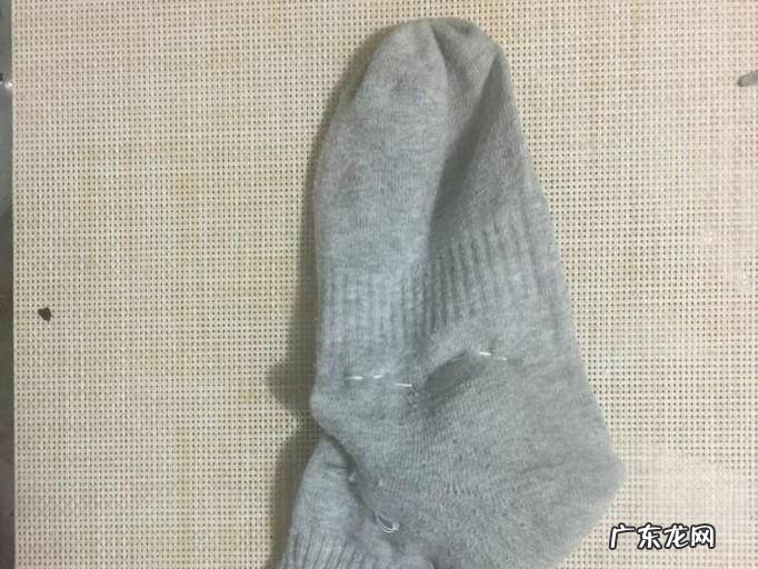 自己动手用废旧袜子做手工娃娃吧