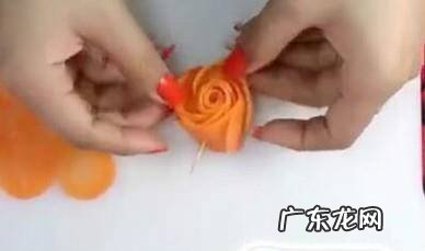 怎么自制胡萝卜玫瑰花