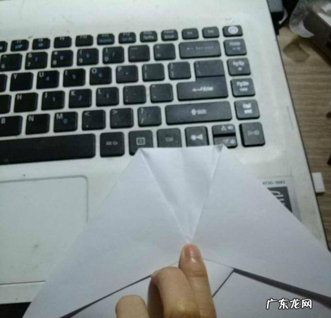 如何制作能飞得很远的纸飞机