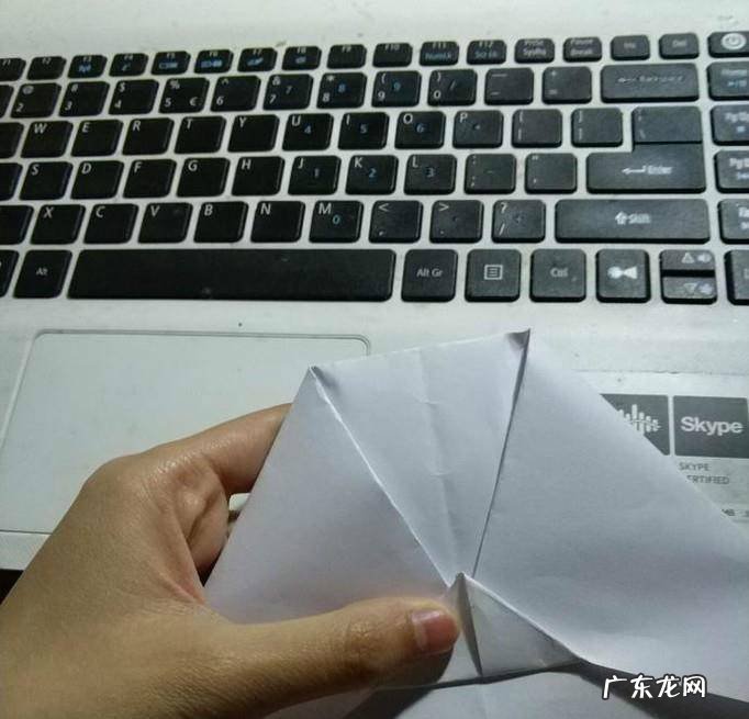 如何制作能飞得很远的纸飞机