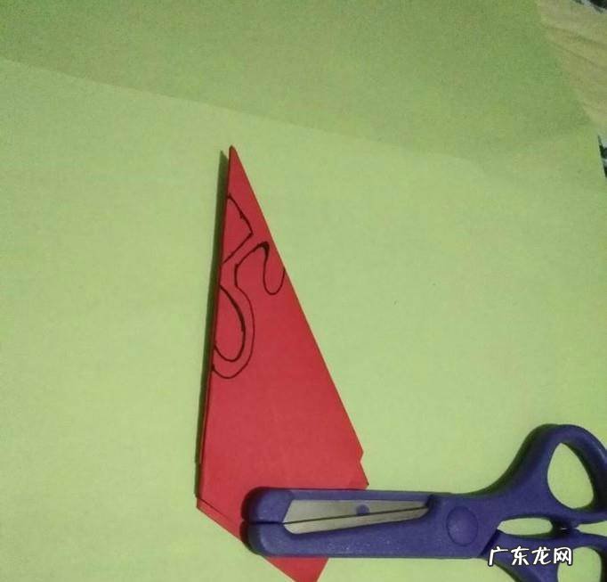 怎么用纸剪出爱心圈