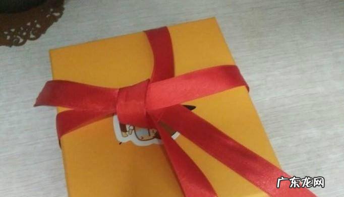 怎样包装礼物之3基本的十字架形丝带系法