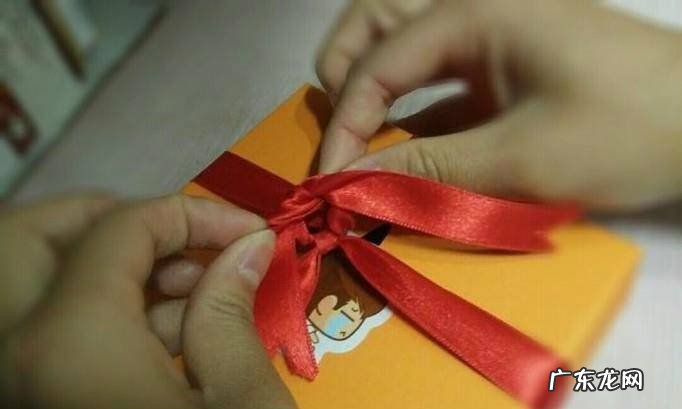 怎样包装礼物之3基本的十字架形丝带系法