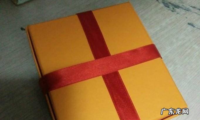 怎样包装礼物之3基本的十字架形丝带系法