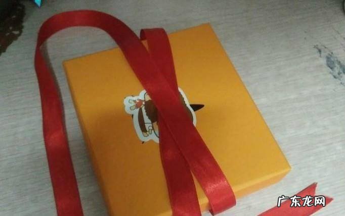 怎样包装礼物之3基本的十字架形丝带系法