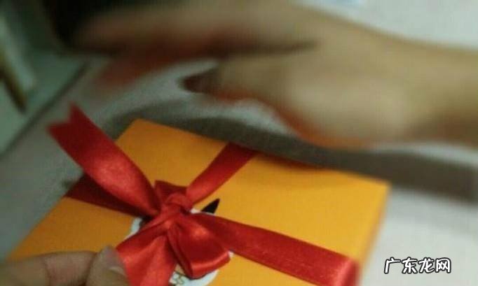 怎样包装礼物之3基本的十字架形丝带系法