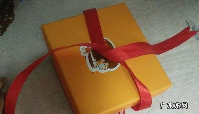 怎样包装礼物之3基本的十字架形丝带系法