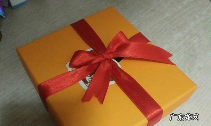 怎样包装礼物之3基本的十字架形丝带系法
