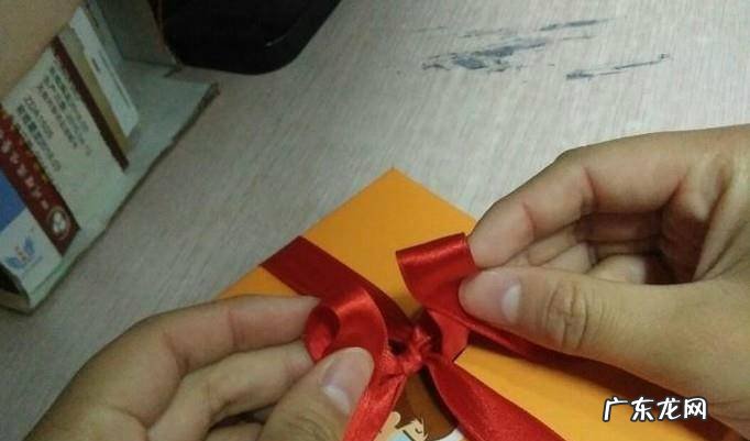怎样包装礼物之3基本的十字架形丝带系法