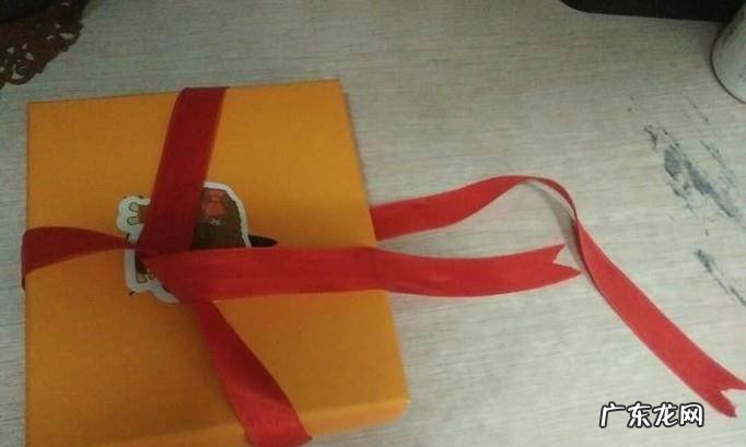 怎样包装礼物之3基本的十字架形丝带系法