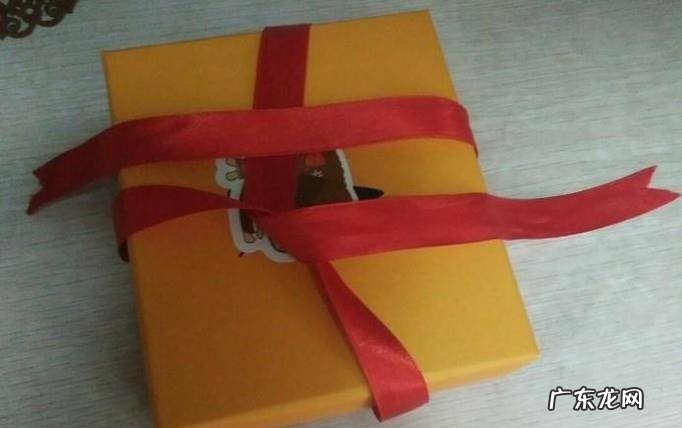 怎样包装礼物之3基本的十字架形丝带系法