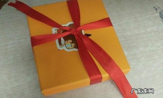 怎样包装礼物之3基本的十字架形丝带系法
