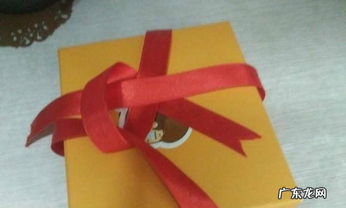 怎样包装礼物之3基本的十字架形丝带系法