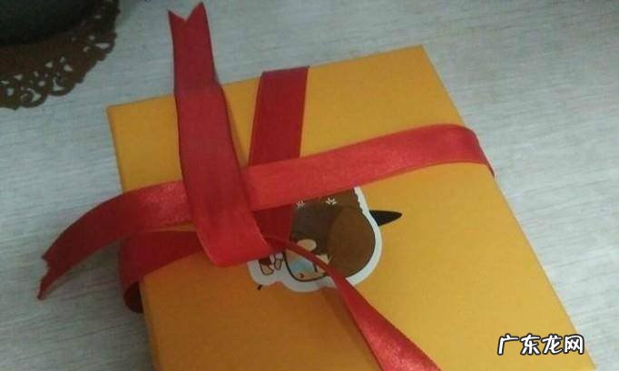 怎样包装礼物之3基本的十字架形丝带系法